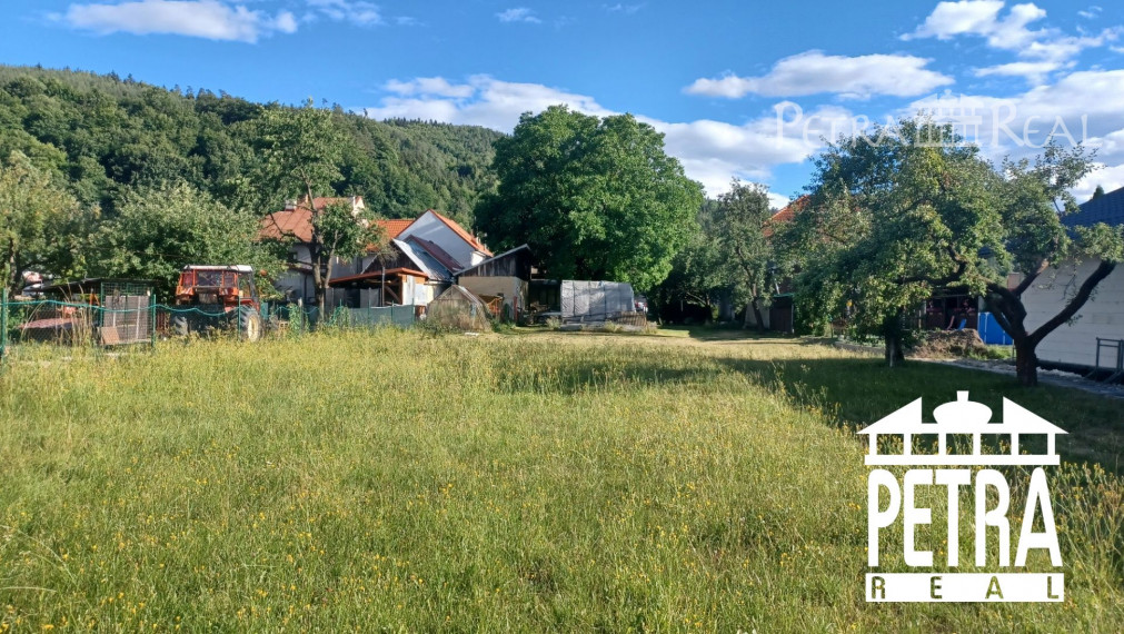 PREDAJ : pekný slnečný pozemok len 20 km od mesta Banská Bystrica pre výstavbu domu